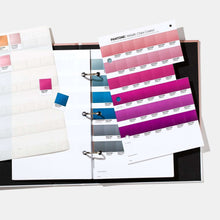 Charger l'image dans la galerie, pantone metallic chips book ouvert