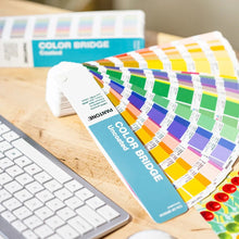 Charger l'image dans la galerie, Pantone Color Bridge Guide Set Coated &amp; Uncoated – 2 583 couleurs – GP6102C - Planetecouleur