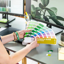 Charger l'image dans la galerie, Pantone Essentials Guide Set – 8 065 couleurs - Planetecouleur
