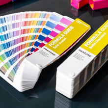 Charger l'image dans la galerie, Pantone Formula Guide Coated &amp; Uncoated – 2 614 couleurs – 2026 - Planetecouleur