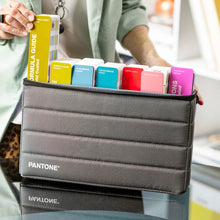 Charger l'image dans la galerie, Pantone Portable Guide Studio – 8 930 couleurs - Planetecouleur
