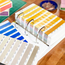 Charger l'image dans la galerie, Pantone Solid Chips Coated &amp; Uncoated – 2 614 couleurs – 2026 - Planetecouleur