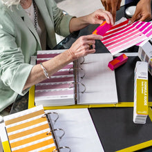 Charger l'image dans la galerie, Pantone Solid Color Set – Formula Guide &amp; Solid Chips – 2 614 couleurs - Planetecouleur