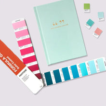Charger l'image dans la galerie, Pantone Formula Guide Coated &amp; Uncoated – Nuancier 2 390 couleurs - Planetecouleur