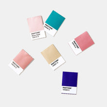 Charger l'image dans la galerie, Pantone Metallics Chips - Planetecouleur