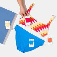 Load image into Gallery viewer, Pantone Polyester Swatch Book - Planetecouleur